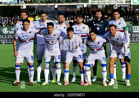 L'équipe UC Sampdoria pose pour la photo rituelle avant le match Serie BKT entre l'US Avellino et l'UC Sampdoria au Stadio Partenio-Lombardi, Banque D'Images