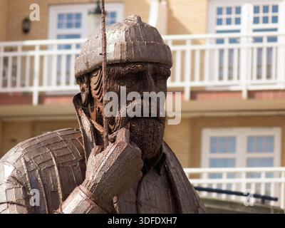 A High Tide in Short Wellies Fisherman sculpture de Ray Lonsdale, Filey, North Yorkshire, Angleterre, Royaume-Uni Banque D'Images