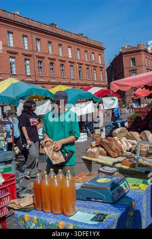 Toulouse, France, People Shopping in French Street, Farmer's Market, Bio Food for Sale, jus de pomme sur Display, entrepreneur commerce france Banque D'Images
