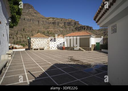 FATAGA, GRAN CANARIA, ESPAGNE - 31 JUILLET 2024 : un ancien village dans le centre de l'île. Plaza (Square) de San Jose Banque D'Images