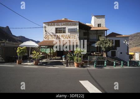 FATAGA, GRAN CANARIA, ESPAGNE - 31 JUILLET 2024 : un ancien village dans le centre de l'île. Un restaurant en bord de route dans la partie ancienne du village Banque D'Images