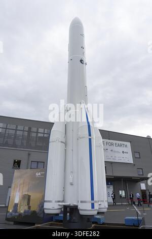 BERLIN - 05 JUIN 2024 : maquette de la fusée Ariane 6 par Arianespace devant le pavillon spatial. Exposition ILA Berlin Air Show 2024 Banque D'Images