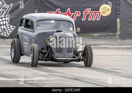 FINOWFURT, ALLEMAGNE - 11 MAI 2024 : le hot Rod personnalisé sur la pitlane. Ouverture de la saison du Festival Race 61 Banque D'Images