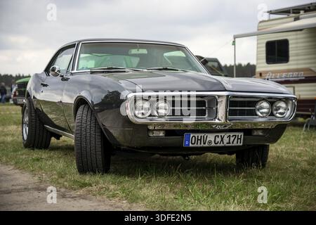 FINOWFURT, ALLEMAGNE - 11 MAI 2024 : la muscle car Pontiac Firebird. Ouverture de la saison du Festival Race 61 Banque D'Images
