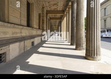 BERLIN - 01 MAI 2019 : les allées voûtées autour d'une cour de l'Alte Nationalgalerie (ancienne galerie nationale) Banque D'Images