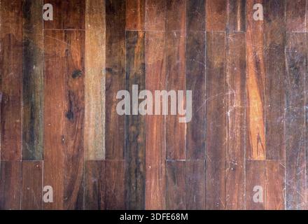 Parquet en bois foncé sur le sol. Texture de plancher de bois sans couture, texture de plancher de bois franc Banque D'Images