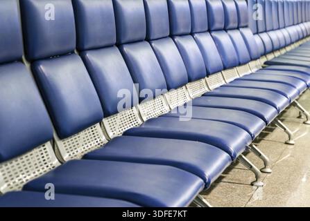 Une longue rangée de sièges vides dans le couloir. Sièges bleus dans le hall sans personnes Banque D'Images