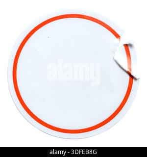 Autocollant blanc blanc circulaire d'étiquette de prix avec bordure rouge et bord de coin pelable Banque D'Images