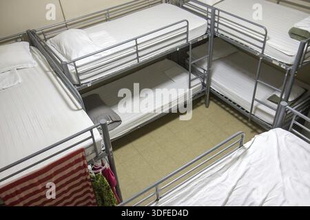Chambre avec huit lits superposés dans l'auberge Banque D'Images