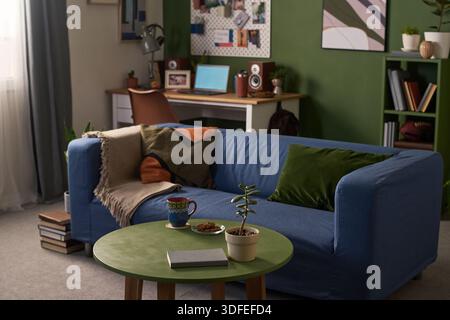 Intérieur du salon avec canapé confortable et espace de travail à domicile Banque D'Images