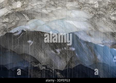 Eau de fonte dans une grotte glaciaire, ruisseau glaciaire souterrain, glacier Castner, Delta Range, Alaska Range, Richardson Highway, Alaska, États-Unis Banque D'Images