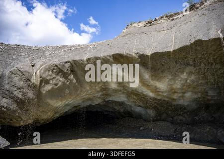 Eau de fonte dans une grotte glaciaire, ruisseau glaciaire souterrain, glacier Castner, Delta Range, Alaska Range, Richardson Highway, Alaska, États-Unis Banque D'Images