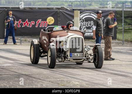 FINOWFURT, ALLEMAGNE - 11 MAI 2024 : le hot Rod personnalisé sur la pitlane. Ouverture de la saison du Festival Race 61 Banque D'Images