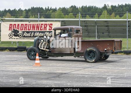 FINOWFURT, ALLEMAGNE - 06 MAI 2023 : le hotrod sur le mile de course. Festival de la course 2023. Ouverture de la saison Banque D'Images