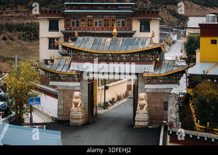 Porte ornée de Dukezong dans la vieille ville de Shangri-la Banque D'Images