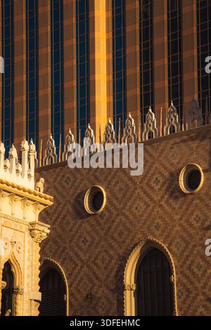 Vue sur un grand bâtiment de style vénitien avec des motifs complexes de diamants, des fenêtres cintrées et des créneaux blancs ornés debout, Las Vegas, Neva Banque D'Images