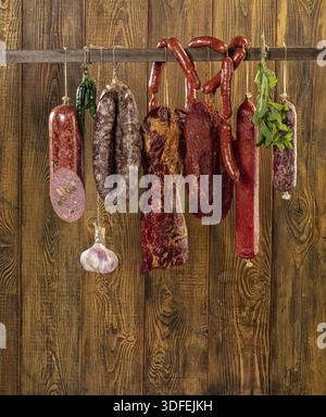 Différents types de légumes sur un fond de studio en bois Banque D'Images