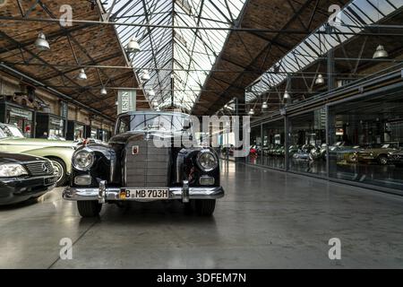 BERLIN - 11 MAI 2019 : voiture de luxe pleine grandeur Mercedes-Benz W189 modèle 300. 32e Berlin-Brandenburg Oldtimer Day Banque D'Images