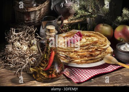 La plaque avec les crêpes sur un vieux fond de bois Banque D'Images