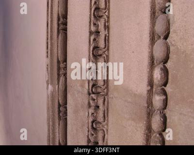 Relief architectural en pierre avec motifs décoratifs répétés Banque D'Images