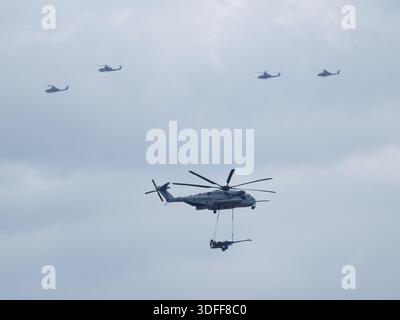 CH-53E Super Stallion Sling Load avec escorte d'hélicoptère Banque D'Images