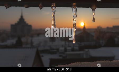 Aube hivernale. Icicle dans les rayons du soleil du matin. Paysage urbain. Temps froid. Matin glacé. Eau dure. Motifs de glace. Beauté de la nature. Banque D'Images