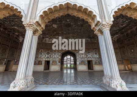 Vue de sculptures complexes en marbre ornent l'entrée voûtée et les piliers d'un bâtiment historique avec des murs et des sols ornés, Lahore, Punjab, Pakistan. Banque D'Images