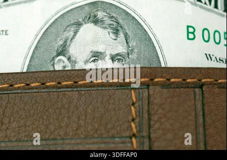 billet de cinq dollars sortant du portefeuille Banque D'Images