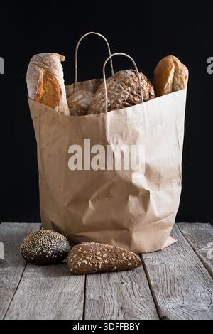 Assortiment de produits de boulangerie emballés dans un sac en papier Banque D'Images