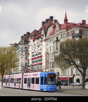 Matin d'été sombre et une promenade le long des rues ternes dans le centre-ville Banque D'Images