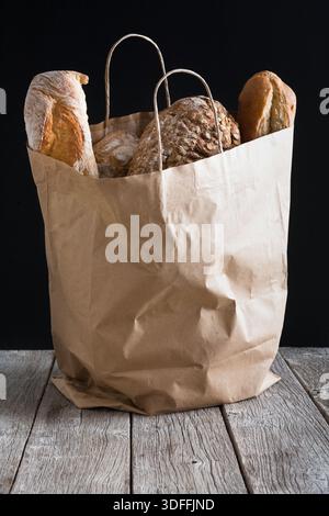 Assortiment de produits de boulangerie emballés dans un sac en papier Banque D'Images