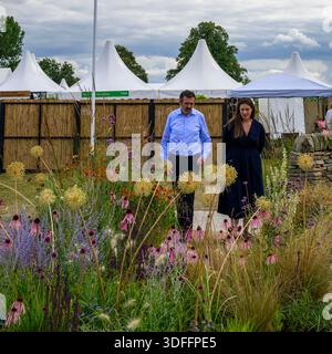 Adam Frost & Frances Tophill, présentation Making Filming BBC tv prog Gardener's World - RHS Flower Show Wentworth Woodhouse 2025, Yorkshire Angleterre Royaume-Uni. Banque D'Images