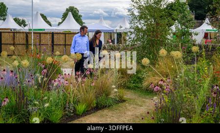 Adam Frost & Frances Tophill, présentant Making Filming BBC tv prog Outside broadcast - RHS Flower Show Wentworth Woodhouse 2025, Yorkshire Angleterre Royaume-Uni. Banque D'Images