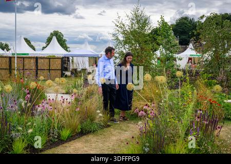 Adam Frost & Frances Tophill, présentation Making Filming BBC tv prog Gardener's World - RHS Flower Show Wentworth Woodhouse 2025, Yorkshire Angleterre Royaume-Uni. Banque D'Images