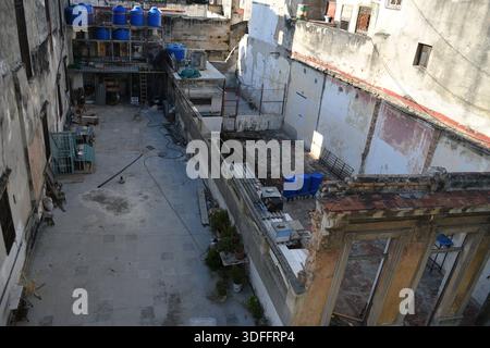 Vue sur le toit de bâtiments résidentiels altérés dans un vieux quartier de la Havane, Cuba Banque D'Images