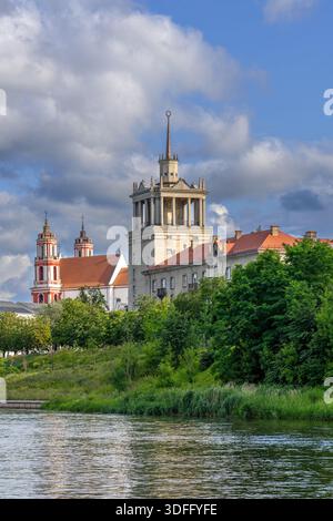 Église des Saints Philippe et Jacques et Maison des scientifiques près de la place Lukiškės dans la vieille ville de la capitale Vilnius, Lituanie Banque D'Images