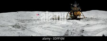 Vue panoramique de l'astronaute John W. Young, commandant d'Apollo 16, travaillant sur le véhicule mobile lunaire juste avant le déploiement de l'Apollo Lunar surface Experiments Package (ALSEP) lors de la première promenade lunaire de la mission le 21 avril 1972. Les panoramas ont été construits en combinant un certain nombre d'images Apollo 16. Les images ont reçu un minimum de retouches par les spécialistes de l'imagerie de la NASA, y compris la suppression des fusées éclairantes de lentille qui posaient problème lors de la couture des cadres individuels et de l'obscurcissement du ciel vers l'horizon lunaire une version optimisée d'un composite original de la NASA : crédit : NASA Banque D'Images
