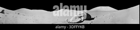 Apollo 17 panorama d'atterrissage sur la lune assemblé à partir d'images contiguës. Schmitt - Boulder les images ont reçu un minimum de retouches par la NASA, y compris la suppression des reflets de lentille qui étaient problématiques dans la couture ensemble des cadres individuels et l'obscurcissement du ciel à l'horizon lunaire. Ces ajustements ont été effectués sur la base des observations des marcheurs lunaires qui n'ont signalé aucune étoile visible dans le ciel en raison de la réflexion lumineuse de la surface lunaire. Une version optimisée d'un composite original de la NASA : crédit : NASA Banque D'Images