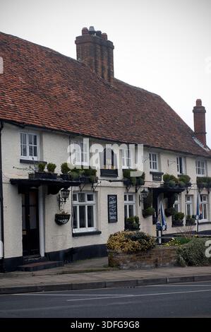 The Old Bear à Cobham est un pub typique du Surrey dont les racines remontent au début du XVIIIe siècle. À l'origine une auberge de coaching, le bâtiment est un charmant exemple d'architecture vernaculaire, avec des charpentes en bois traditionnelles et des briques classiques. Il a servi de plaque tournante sociale vitale pour le village pendant près de trois siècles avant sa fermeture controversée. Malgré son statut classé Grade II et une campagne féroce de « Save the Old Bear » menée par les habitants, le site a été confronté à une pression intense pour le réaménagement résidentiel. Il reste un symbole poignant de la disparition du pub du village anglais et de l'ongo Banque D'Images