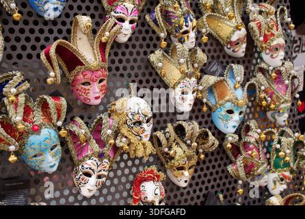 Gros plan masques de carnaval vénitien colorés et ornés à la main exposés à Venise, en Italie. Culture italienne traditionnelle, mascarade, symboles du festival. Banque D'Images