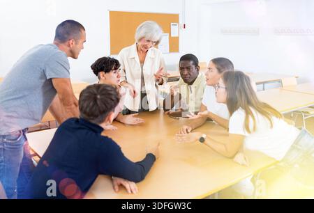Groupe de personnes participant à un cours de langue Banque D'Images