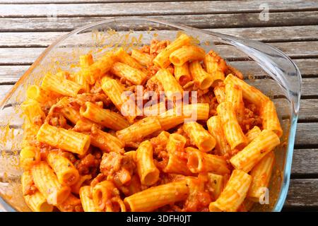 Macaroni bolognaise classique avec sauce tomate et garniture de fromage râpé. Banque D'Images