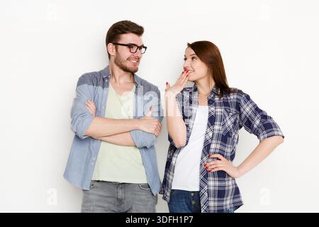 Femme joueuse flirtant avec petit ami, tir en studio Banque D'Images