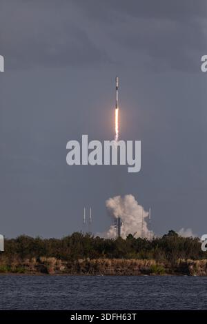 Cap Canaveral, États-Unis. 12 janvier 2026. Avec le temps étant de 85% Go for Launch Litoff a eu lieu par SpaceX pour Starlink 6-97 à 16 :08 PM 12 janvier 2026 Cape Canaveral Floride. Il s'agit du troisième vol en provenance de Floride en 2026. (Photo de Scott Schilke ?SipaUSA) crédit : Sipa USA/Alamy Live News Banque D'Images