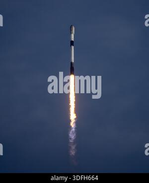 Cap Canaveral, États-Unis. 12 janvier 2026. Avec le temps étant de 85% Go for Launch Litoff a eu lieu par SpaceX pour Starlink 6-97 à 16 :08 PM 12 janvier 2026 Cape Canaveral Floride. Il s'agit du troisième vol en provenance de Floride en 2026. (Photo de Scott Schilke ?SipaUSA) crédit : Sipa USA/Alamy Live News Banque D'Images