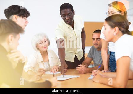 Groupe de personnes participant à un cours de langue Banque D'Images