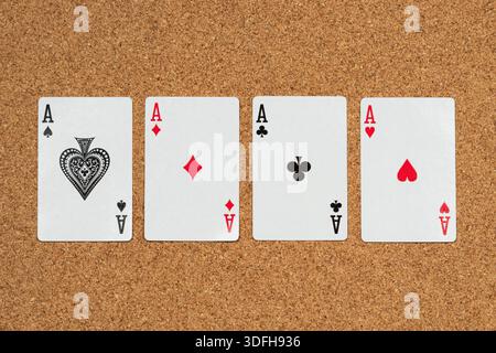 Gros plan jusqu'à quatre as d'un jeu commun sur un fond de liège Banque D'Images