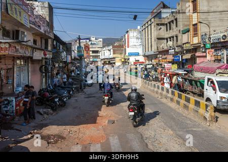 Une scène de rue animée à Jaipur, Rajasthan, avec des piétons, des motos, des scooters, tuk tuks etc Banque D'Images