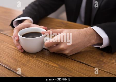 Homme d'affaires mains pause café en gros plan Banque D'Images
