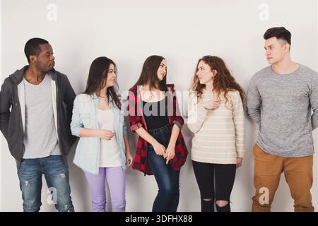 Équipe créative, jeunes gens d'affaires occasionnels Banque D'Images